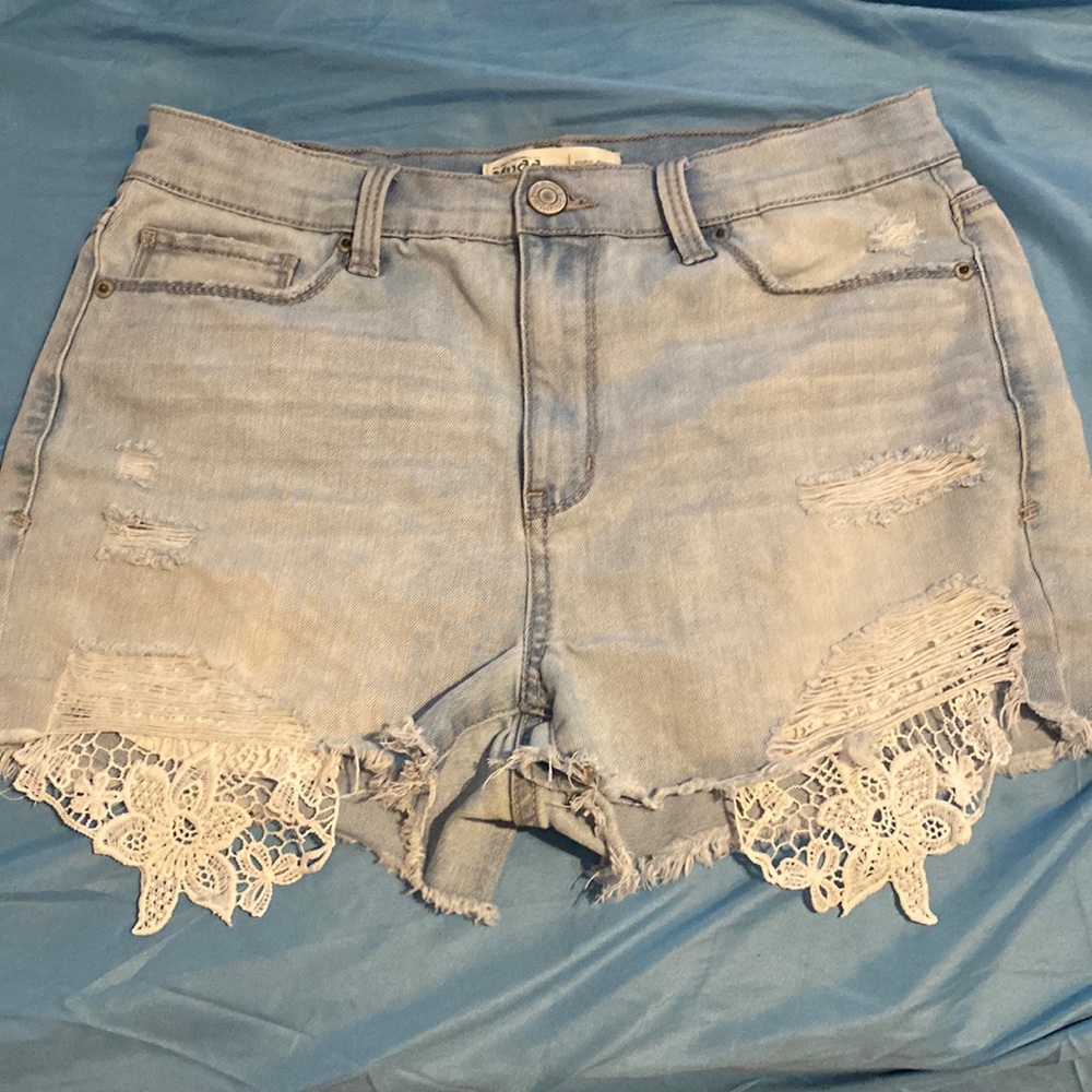 I’m am selling kohl’s brand mudd high rise juniors size 11 denim shorts